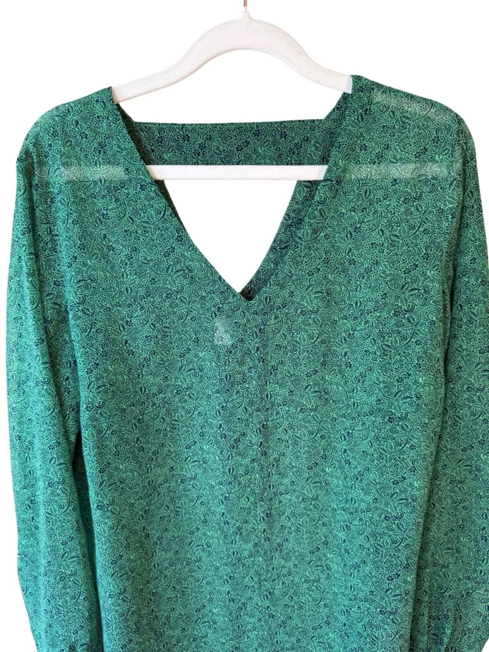 CAbi Green Paisley V-Neck Sheer Blouse Size S Lightweight Flowy Casual - Picture 10 of 13